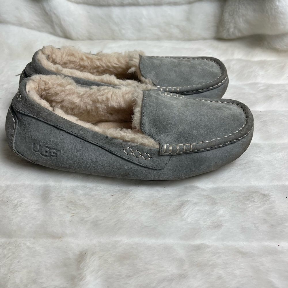 UGG sheepskin light gray moccasin with shearling lining molded rubber soles SZ10